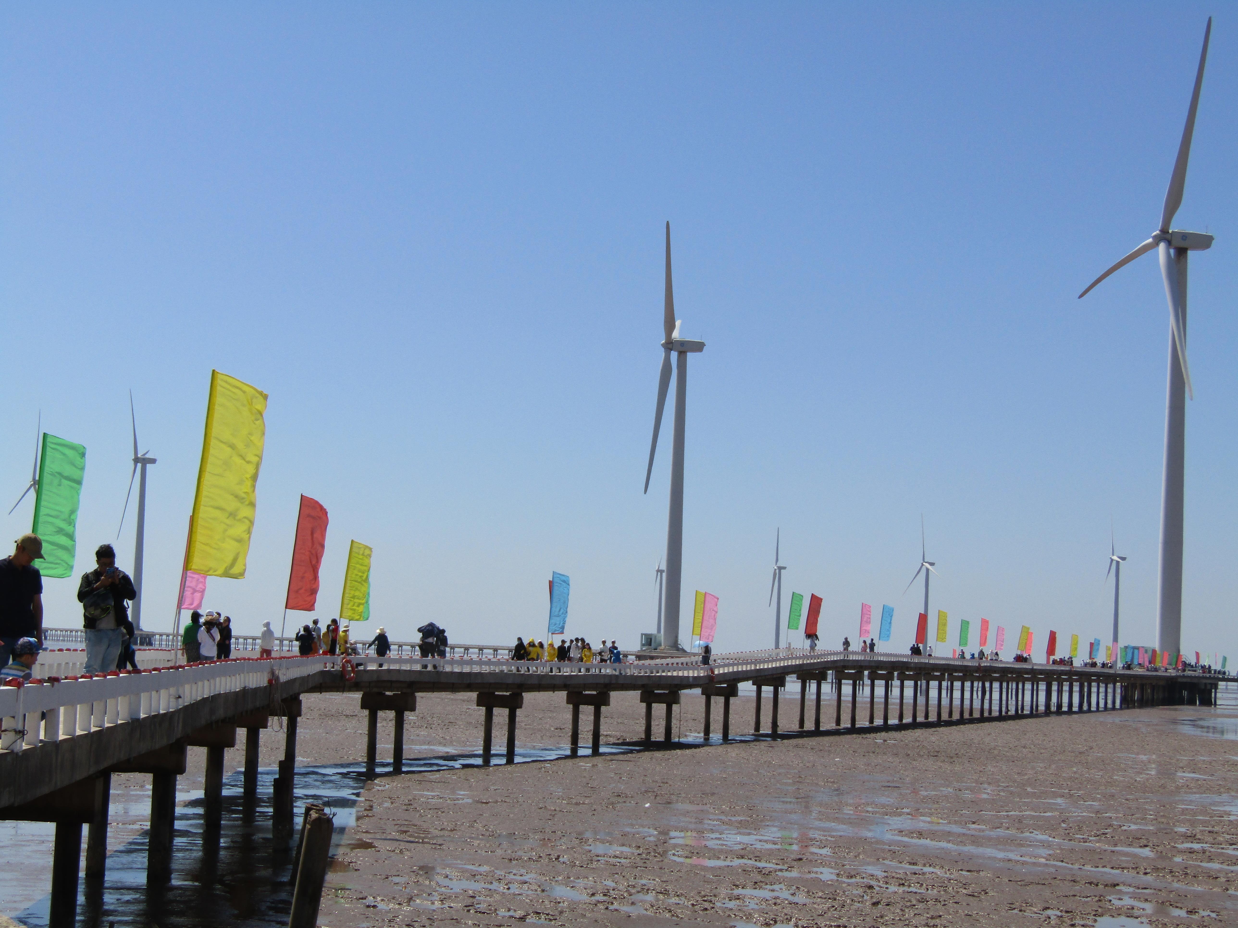 Độc đáo cánh đồng điện gió ở Bạc Liêu